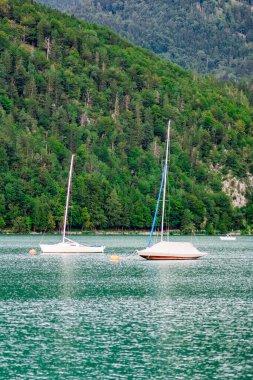 Salzburg 'da Wolfgangsee Gölü' ndeki tekneler Avusturya 'da bir dağ manzaralı, Ağustos 2020