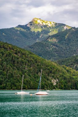 Salzburg 'da Wolfgangsee Gölü' ndeki tekneler Avusturya 'da bir dağ manzaralı, Ağustos 2020