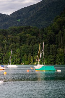 Salzburg 'da Wolfgangsee Gölü' ndeki tekneler Avusturya 'da bir dağ manzaralı, Ağustos 2020