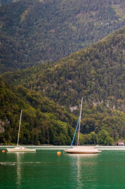 Salzburg 'da Wolfgangsee Gölü' ndeki tekneler Avusturya 'da bir dağ manzaralı, Ağustos 2020