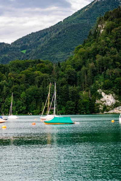 Łodzie Jeziorze Wolfgangsee Salzburgu Widokiem Góry Austrii Sierpień 2020 — Zdjęcie stockowe