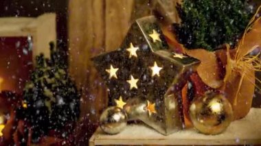 Gelecek sezon için kar yağışı efektli Noel yıldızı dekorasyonu.