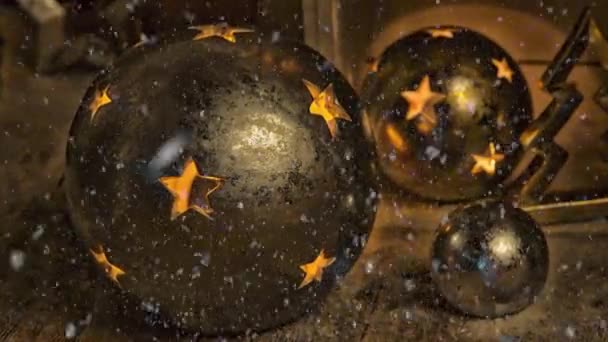 Beelden Van Kerstbal Decoratie Voor Advent Seizoen Met Sneeuwval Effect — Stockvideo