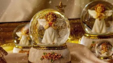 Gelecek sezon için Noel kar küresi melek dekorasyonu. 