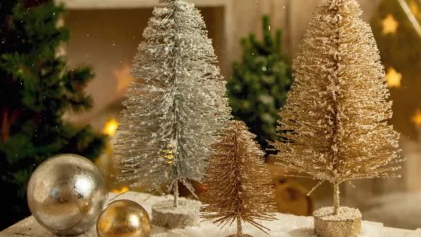 Beelden Van Kerstbomen Decoraties Voor Advent Seizoen Met Sneeuwval Effect — Stockvideo
