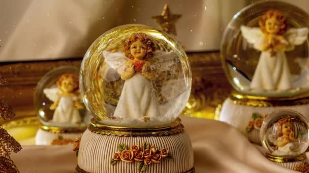 圣诞降雪全球天使装饰品的镜头 — 图库视频影像
