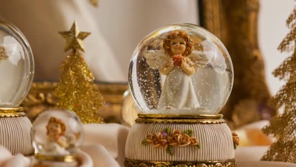 Πλάνα Του Αγγέλου Των Χριστουγέννων Γυάλινη Διακόσμηση Χιονόμπαλα Για Την — Αρχείο Βίντεο