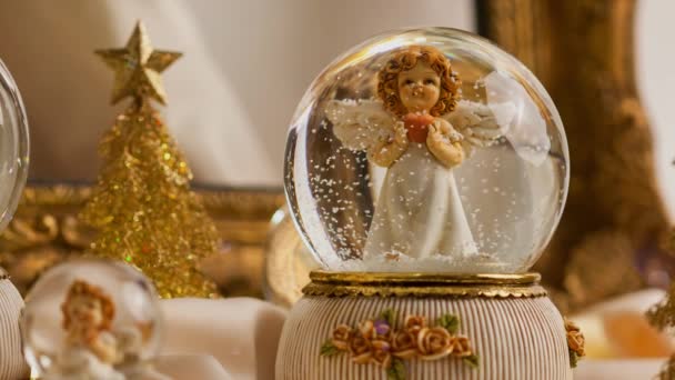 Beelden Van Kerst Engel Sneeuw Globe Decoratie Voor Advent Seizoen — Stockvideo