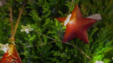Gelecek mevsim için Noel ağacının yıldız süsleme görüntüleri ve kar yağışı etkisi
