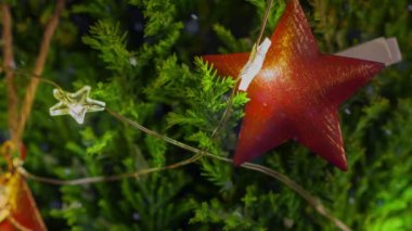 Gelecek mevsim için Noel ağacının yıldız süsleme görüntüleri ve kar yağışı etkisi