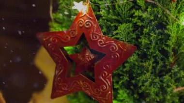 Gelecek sezon için Noel dekorasyonunun şenlikli videosu