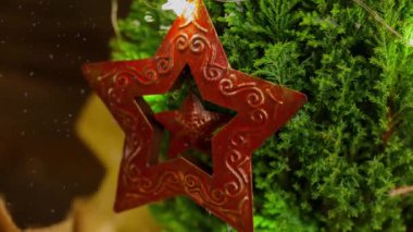 Gelecek sezon için köknar ağacına Noel kırmızı yıldızı süslemesi.
