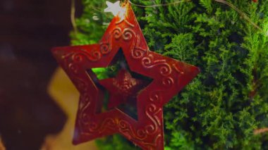 Gelecek sezon için köknar ağacına Noel kırmızı yıldızı süslemesi.