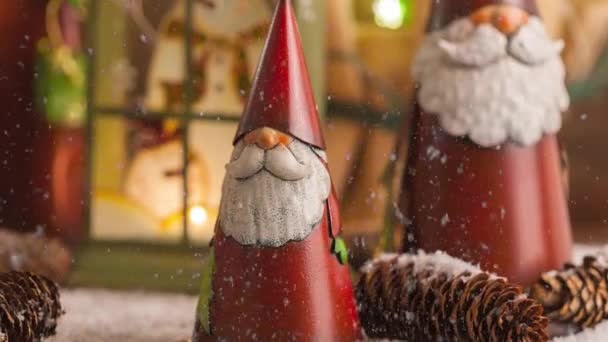 Gelecek Sezon Için Iki Noel Baba Dekorasyonunun Şenlikli Videosu — Stok video