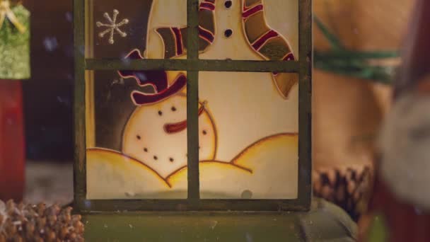 Vídeo Festivo Decoração Lanterna Natal Com Boneco Neve Pintado Nele — Vídeo de Stock