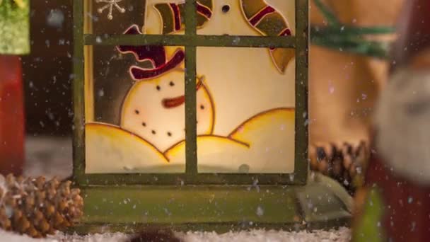 Feestelijke Video Van Kerstmis Lantaarn Decoratie Met Sneeuwpop Geschilderd Het — Stockvideo