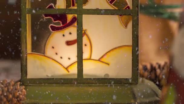 Vídeo Festivo Decoração Lanterna Natal Com Boneco Neve Pintado Nele — Vídeo de Stock