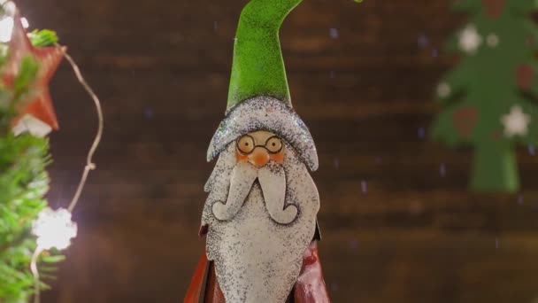 크리스마스 산타가 모자를 성수기에 장식을 — 비디오