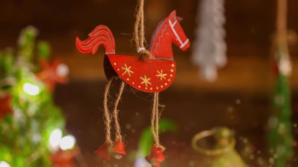 Świąteczny Film Świątecznej Czerwonej Blachy Vintage Dekoracji Konia Sezon Adwentowy — Wideo stockowe