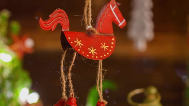 Feestelijke Video Van Kerstmis Rood Tin Vintage Paard Decoratie Voor — Stockvideo