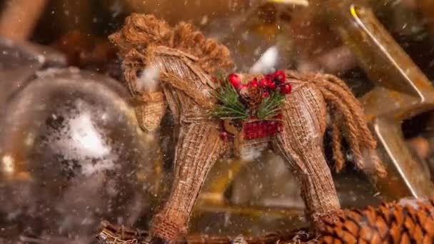 Gelecek Sezon Için Yapımı Noel Midillisi Dekorasyonunun Şenlikli Videosu — Stok video