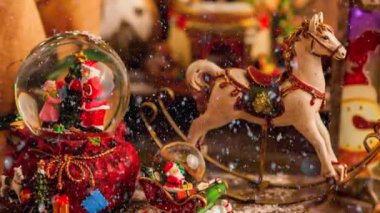 Gelecek sezon için çeşitli Noel süslerinin görüntüleri