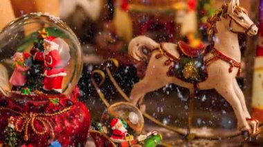 Gelecek sezon için çeşitli Noel süslerinin görüntüleri