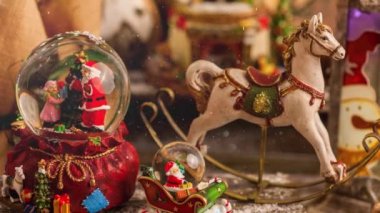 Gelecek sezon için çeşitli Noel süslerinin görüntüleri