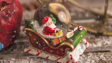 Noel Baba 'nın yeni sezon için kızakla Noel süslemesi.