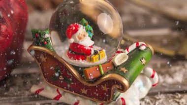 Noel Baba 'nın yeni sezon için kızakla Noel süslemesi.