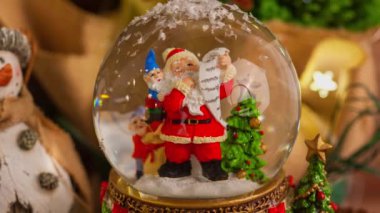 Noel süslemesi kar küresi Noel Baba gelecek sezon için içinde olacak.