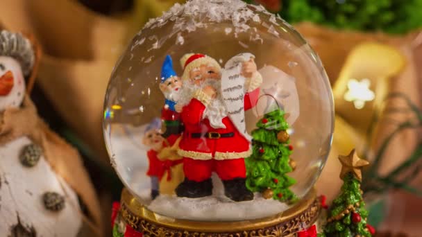 Świąteczna Dekoracja Kula Śnieżna Mikołajem Nim Sezon Adwentowy — Wideo stockowe