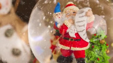 Noel Baba kar küresi dekorasyonuyla gelecek sezon için Noel görüntüsü