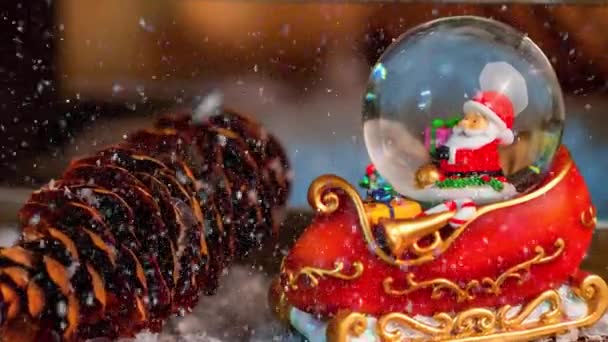 Filmaufnahmen von Weihnachten mit Weihnachtsmann-Schneekugel-Dekoration für die Adventszeit