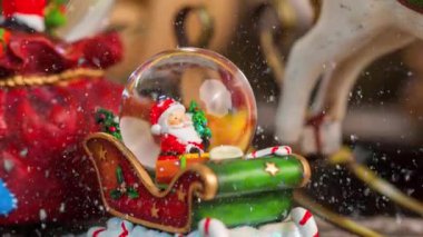 Noel Baba kar küresi dekorasyonuyla gelecek sezon için Noel görüntüsü