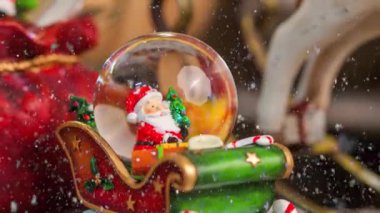 Noel Baba kar küresi dekorasyonuyla gelecek sezon için Noel görüntüsü