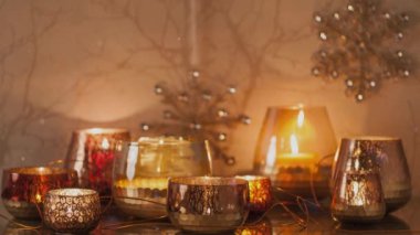 Farklı mum videoları gelecek sezon için Noel süsleri yakıyor.
