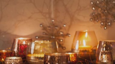 Farklı mum videoları gelecek sezon için Noel süsleri yakıyor.