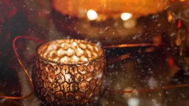 Gelecek sezon için mum ışığında Noel süslemeleri.