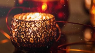 Gelecek sezon için mum ışığında Noel süslemeleri.