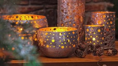 Gelecek sezon için Noel için gümüş fener mum süslemesi