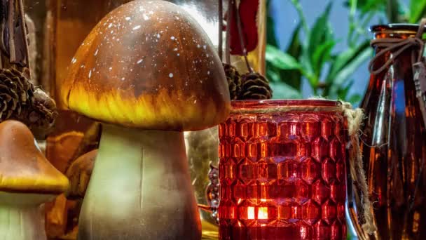 圣诞蘑菇与蜡烛装饰的视频 为即将到来的有降雪效果的季节 — 图库视频影像