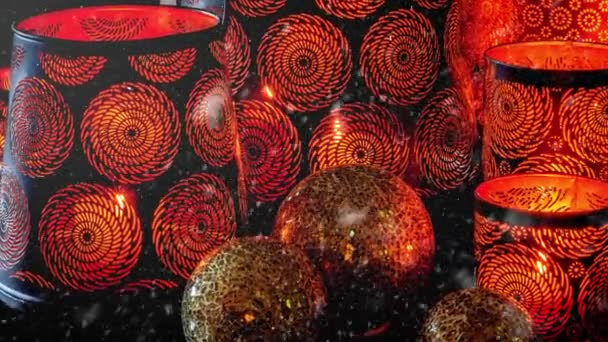 雪の効果で到来シーズンのために切り取られた渦を持つクリスマスの黄金のボールの装飾とランタンのビデオ — ストック動画