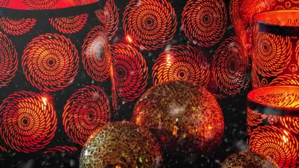 雪の効果で到来シーズンのために切り取られた渦を持つクリスマスの黄金のボールの装飾とランタンのビデオ — ストック動画