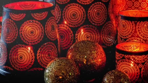 Video Van Kerstmis Gouden Ballen Decoratie Lantaarns Met Wervelende Knipsels — Stockvideo