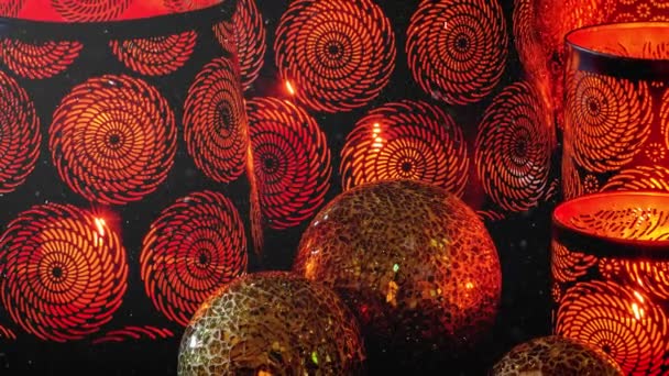 Video Van Kerstmis Gouden Ballen Decoratie Lantaarns Met Wervelende Knipsels — Stockvideo