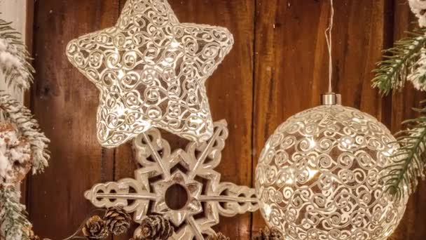 Video Van Kerstmis Versierde Sterren Decoraties Voor Adventsseizoen Met Sneeuwval — Stockvideo