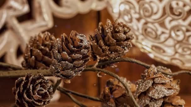 Vídeo Cones Pinho Nevado Decoração Natal Para Temporada Advento Com — Vídeo de Stock