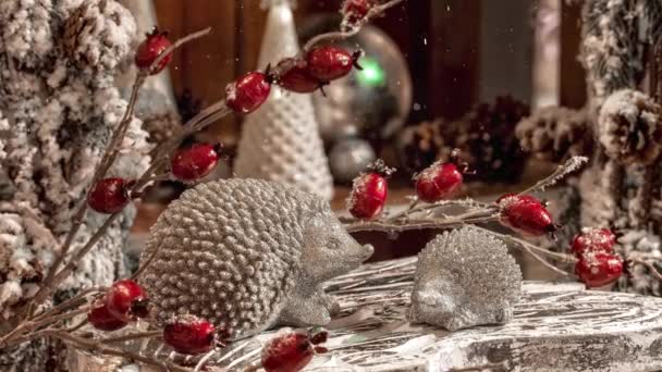 Video Erizos Plata Navidad Con Decoración Bayas Rojas Para Temporada — Vídeos de Stock