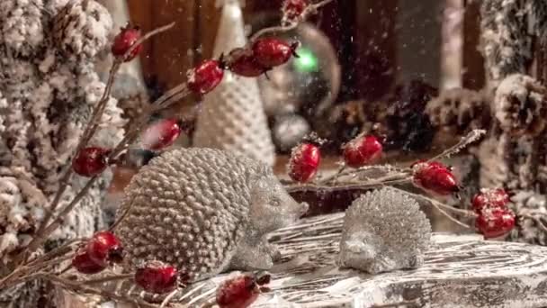 Появилось Видео Рождественских Елочных Игрушек Красными Ягодами Украшающих Новый Год — стоковое видео